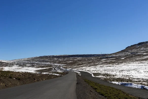 Neve ao lado da estrada — Fotografia de Stock