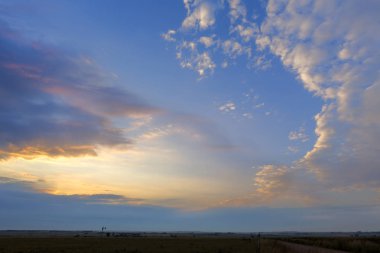 Gün batımında renkli gökyüzü
