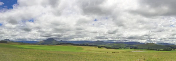 Pâturages verts, montagnes et nuages — Photo