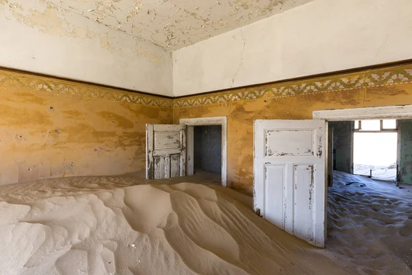 Kamer vol zand op Kolmanskop — Stockfoto