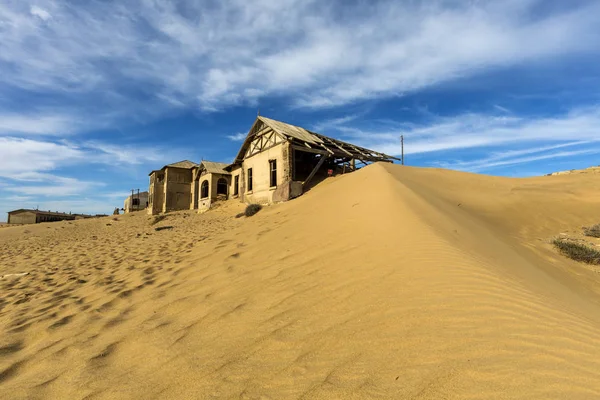 Sabbia e cielo a Kolmanskop — Foto Stock