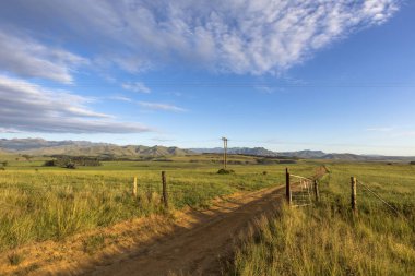 Kapı ve bir çiftlik yolu