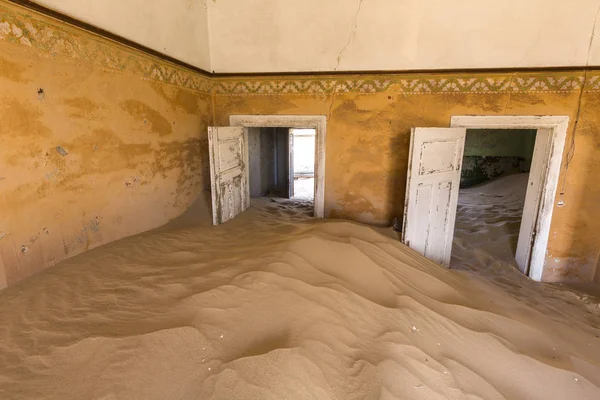 Deuren open gehouden door zand — Stockfoto