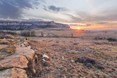 Gün batımında kumtaşı oluşumları