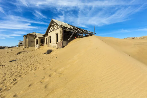 Il deserto si riprende il suo spazio — Foto Stock