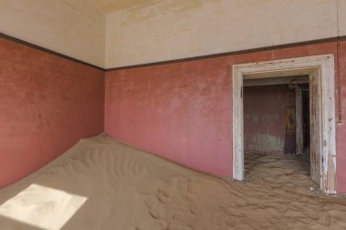 kolmanskop kum dolu odasında