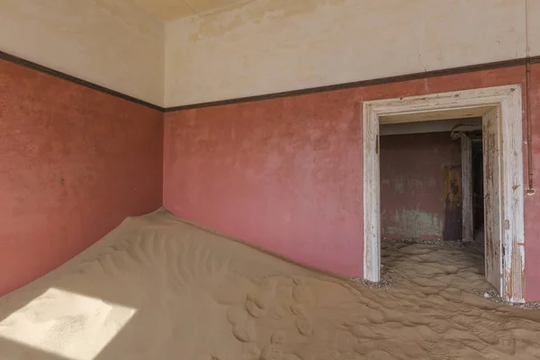 Zand gevulde kamer bij kolmanskop — Stockfoto