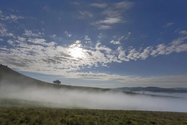 Nevoeiro e nuvens altas — Fotografia de Stock