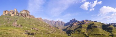 Drakensberg Panorama yüksek bulutlar ile