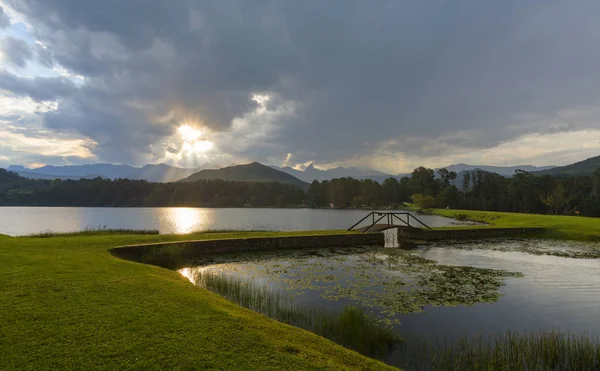 Reflexion des Sonnensterns auf Wasser — Stockfoto