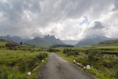 Dağların üzerinden bulutlar