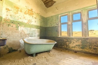 Banyo ile çölde kum dolu