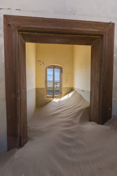 Baño lleno de arena del desierto —  Fotos de Stock