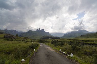 Dağların üzerinden bulutlar