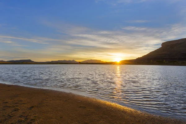 Puesta de sol y reflexión sobre el agua — Foto de Stock