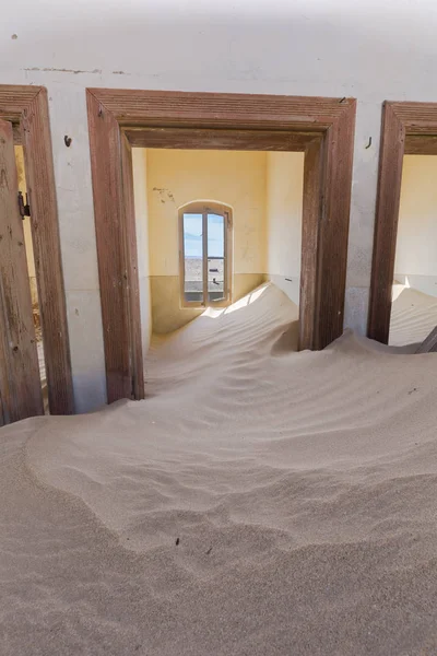 Habitación llena de arena del desierto —  Fotos de Stock