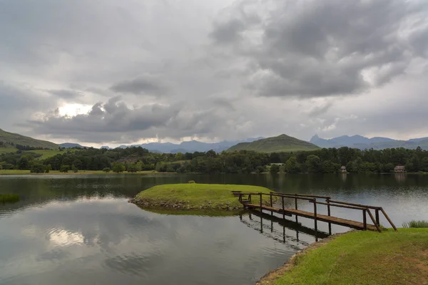 Holzbrücke zur Insel — Stockfoto