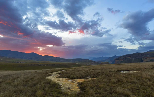 The last rays of the sun colour the clouds — Stock Photo, Image