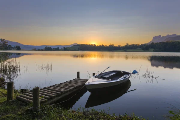 Wiersz łodzi o wschodzie słońca — Zdjęcie stockowe