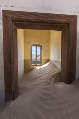 Geri çekici onun yer çöl