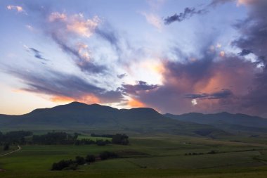 Gün batımından sonra renkli bulutlar