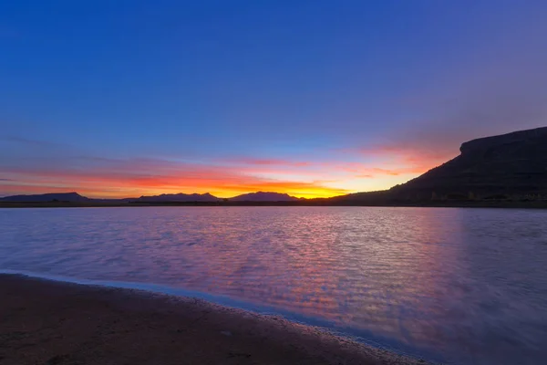 Colorido atardecer en el agua — Foto de Stock