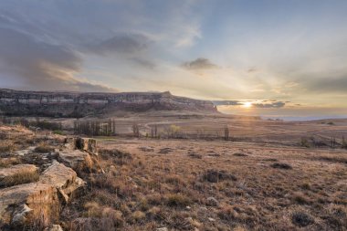 Kumtaşı oluşumları gün batımında