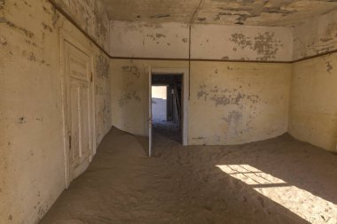 Oda ile çölde kum dolu