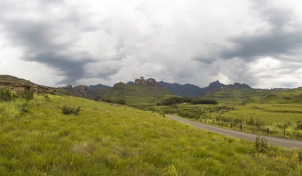 Nuvens se acumulando sobre a montanha — Fotografia de Stock