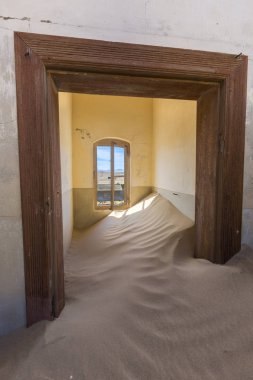 Küçük oda pencereye kumla dolu