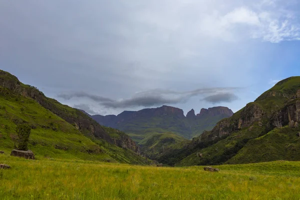 Pico de montaña en Injisuthi — Foto de Stock