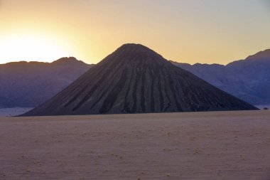 Gün batımında kara dağ