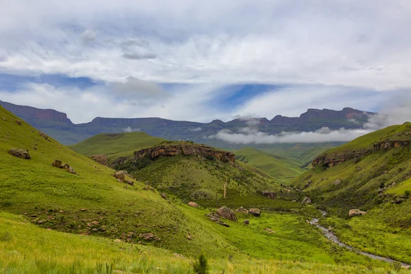 Nube baja frente a la montaña —  Fotos de Stock