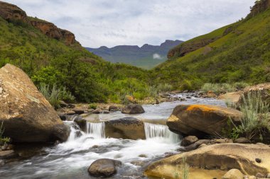 Gaints Şatosu Drakensberg 'deki Boesman Nehri' ne küçük bir su döküldü.
