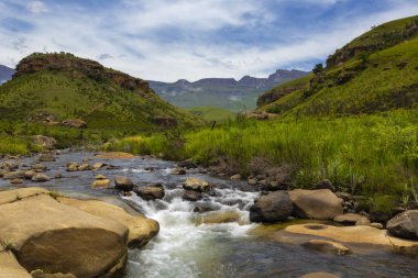 Boesman Nehri Drakensberg 'deki kayaların üzerinden akıyor.