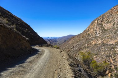 Dağ geçidinde çakıl yolu
