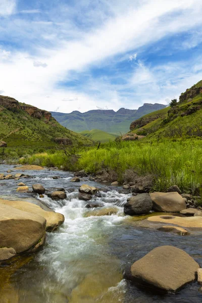 Kayaların arasından akan dağ deresi