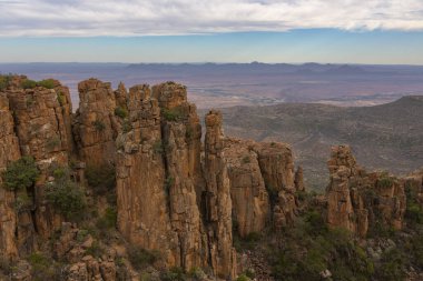Kaya oluşumları Issızlık Vadisi üzerinde yükseliyor.