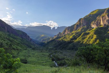 Gün batımından önce güneşin vadideki son ışınları