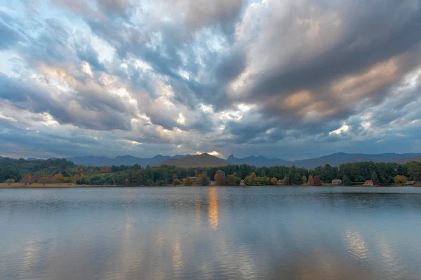 Niedrige Wolken Bei Sonnenuntergang Über Dem See — Stockfoto