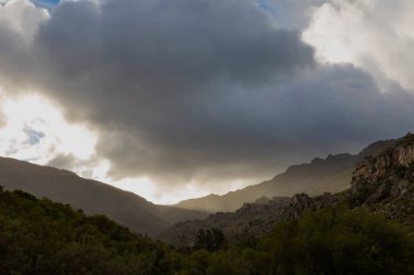 Günün son ışığı dağdaki bir boyundan parlıyor.