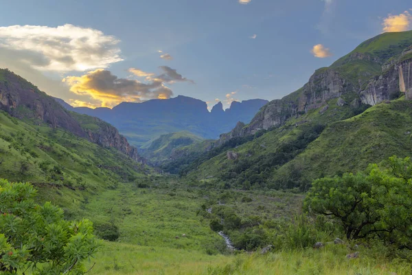 Nubes Amarillas Atardecer Las Montañas — Foto de Stock