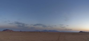 Çöldeki açık mavi gökyüzü ülkesi