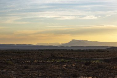 Karoo 'da günbatımında sarı renkli bulutlar