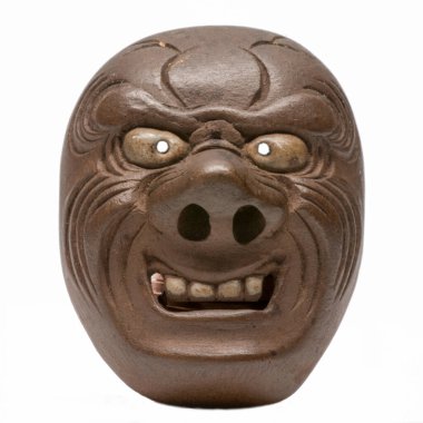 Beyaz arka planda Japon Noh maskeleri oyulmuş.
