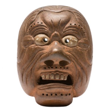 Beyaz arka planda Japon Noh maskeleri oyulmuş.