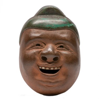 Beyaz arka planda Japon Noh maskeleri oyulmuş.