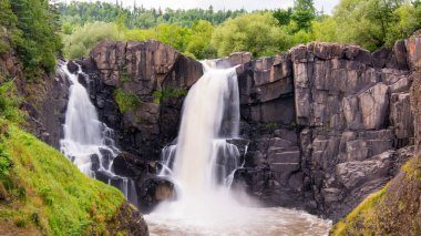 Grand Portage State Park Minnesota 'daki ABD / Kanada sınırında High Falls