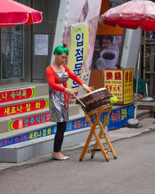 SEOUL / Güney Kore - 30 Haziran 2013: Seul, Güney Kore 'de yoğun yaya trafiği ve ticaret alanı