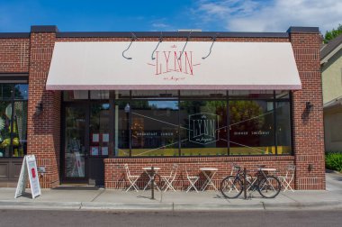 MINNEAPOLIS, MINNESOTA / USA - 1 AĞUSTOS 2013: Güney Minneapolis 'te Bryant Caddesi üzerinde kapanan restoran - masalar, bisiklet ve bisiklet parkı olan restoran / kafe önü